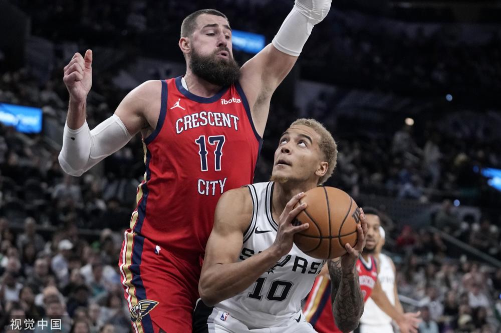 足坛崭露头 足坛崭露头